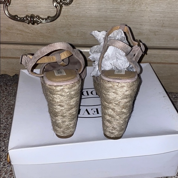 Steve Madden T-strap wedge sandal - Picture 3 of 4